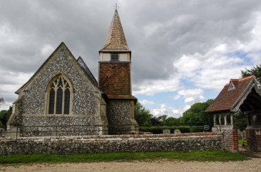 Bir yaz öğleden sonra Hartley Wespall 'ın Hampshire köyündeki tarihi Saint Mary kilisesinin manzarası..