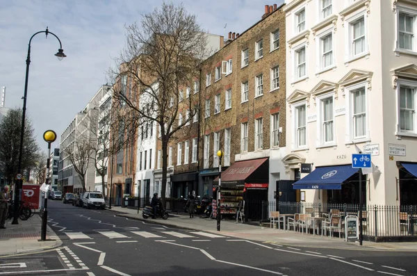 Londra, İngiltere - 21 Mart 2022: Camden, Londra 'da Charlotte Caddesi boyunca gözlenir. Sokak reklam endüstrisi ile ilişkilidir ve birçok popüler restoran içerir..