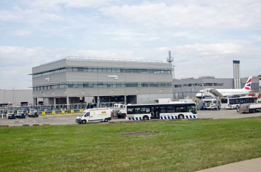 Londra, İngiltere - 19 Nisan 2022: Güneşli bir yaz sabahı, Londra 'nın Heathrow Havaalanı' nın 5 numaralı terminalinde British Airways ofisleri.