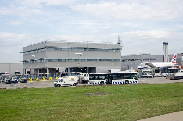 Londra, İngiltere - 19 Nisan 2022: Güneşli bir yaz sabahı, Londra 'nın Heathrow Havaalanı' nın 5 numaralı terminalinde British Airways ofisleri.