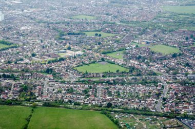 Feltham 'ın Londra banliyösünün yukarıdan görünüşü. Merkeze doğru çeşitli spor olanaklarıyla Feltham Arenas Parklands ve sola doğru ise Rivers Academy bulunmaktadır. Bedfont Eğlence Alanı ve Kafes Parkı 'nı da görebilirsiniz..  