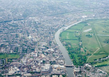 Kingston-Upon-Thames şehir merkezinden Batı Londra 'da Thames nehrinin kıyısında Hampton Court Palace' ın sağ tarafında yer alan manzaraya bakın.. 