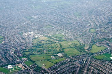 Güneşli bir bahar sabahı New Malden 'den güneye, Motspur Park' a, Tolworth 'a, Morden' a ve Cheam 'e Kingston-Upon-Thames' in Londra ilçesine ve Sutton 'a bakan hava manzarası. Kuzeydoğu Surrey Krematoryumu 'nun arazisi dibe yakın.