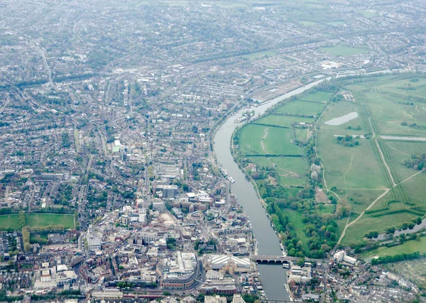 西ロンドンのテムズ川のほとりにあるキングストン アポン テムズの町の中心部から 右手にハンプトン コート宮殿の敷地を望む — ストック写真
