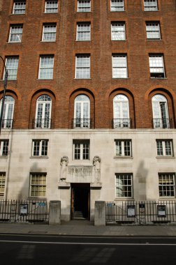 Londra, İngiltere - 21 Mart 2022: Londra 'nın merkezindeki Gower Caddesi' ndeki Kraliyet Dramatik Sanatlar Akademisi - RADA 'nın tam boy görüntüsü.