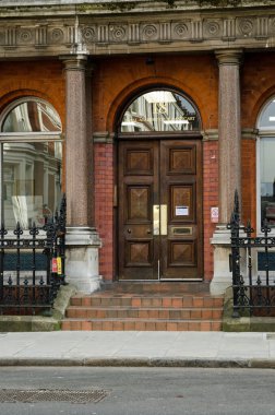 Londra, İngiltere - 21 Mart 2022: Kraliyet Dramatik Sanatlar Akademisi 'nin stüdyolarına giriş, bilinen adıyla, Chenies Caddesi, Camden, Londra.