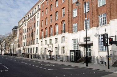 Londra, İngiltere - 21 Mart 2022: Londra 'nın Camden şehrinde Gower Caddesi boyunca kuzeye bakan Royal Academy of Dramatic Art - RADA, Warwickshire House apartmanı ve Central London Üniversitesi' nin Bilgisayar Bilimleri Merkezi