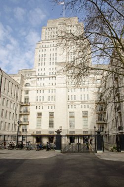 Londra Üniversitesi 'nin Londra' daki Bloomsbury 'nin merkezindeki ana idari binası. Güneşli bir bahar öğleden sonrasında Malet Caddesi 'nden görüldü..