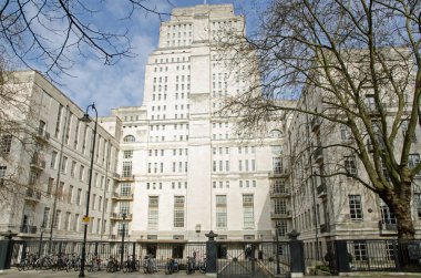 Londra Üniversitesi 'nin Londra' daki Bloomsbury 'nin merkezindeki ana idari binası. Güneşli bir bahar öğleden sonrasında Malet Caddesi 'nden görüldü..