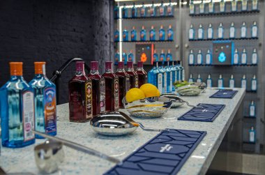 Basingstoke, İngiltere - 2 Nisan 2022: Bombay Sapphire Cin şişeleri Basingstoke, Hampshire 'daki Laverstoke Mill' deki ziyaretçi merkezinde kokteyllere karışmaya hazır.