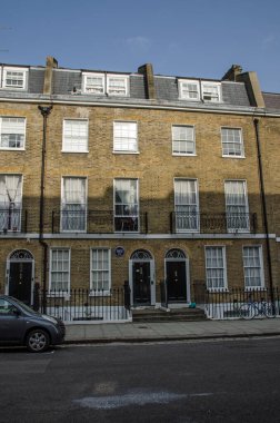 Londra, İngiltere - 21 Mart 2022: Bloomsbury 'deki tarihi Gürcü konağı bir zamanlar şair Charlotte Mew' in eviydi. Güneşli bir bahar öğleden sonrasında.