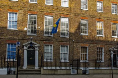 Londra, İngiltere - Mart 2022: Doughty Caddesi 'ndeki Kosova Büyükelçiliği, Camden, Londra.  