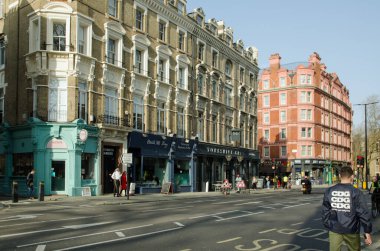 Londra, İngiltere - 21 Mart 2022: Güneşli bir bahar öğleden sonrasında Holdborn, Londra 'daki kalabalık Theobalds Yolu' nun görüntüsü. Tarihi Yorkshire Gri Barı ortada..