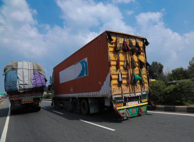 Otoyolda bir lojistik aracı sollamaya çalışıyor.