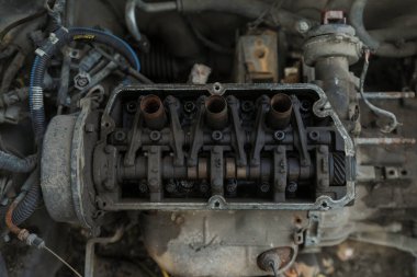 Crank Shaft mekanizmasını gösteren açık bir Araç Motoru