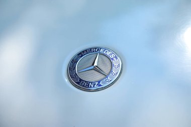 Mercedes Benz 'in logosu güneş parlıyor, 2 Şubat 2021, Chennai, Tamil Nadu, Hindistan