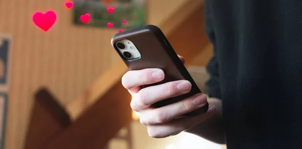 Молодий Чоловік Дарує Лайливість Любить Вигляді Сердець Своєму Мобільному Телефоні — стокове фото