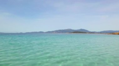 Korsika 'da tropikal mavi suyun üzerinde uçan insansız hava aracı. Fransa 'da yazın koyu mavi suyu olan kumsal manzarası..