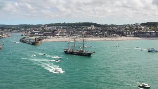 Aerial View Belem French Three Masted Sailing Ship Leaving Port — Αρχείο Βίντεο