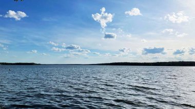 Arkasında bir göl olan güzel bir manzara.