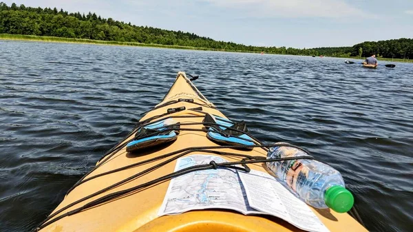 Man Sitting Kayak Lake — ストック写真