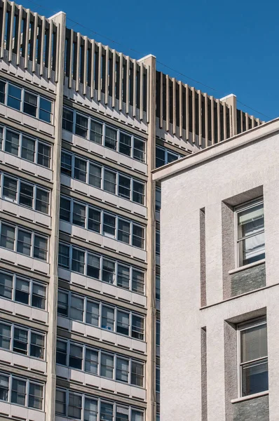 Şehrin modern binası