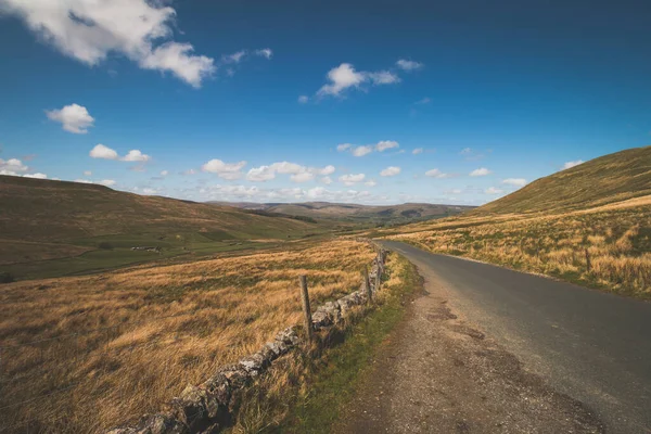 Yorkshire Dales Manzarası, Yorkshire, İngiltere 'den geçen bir yol.
