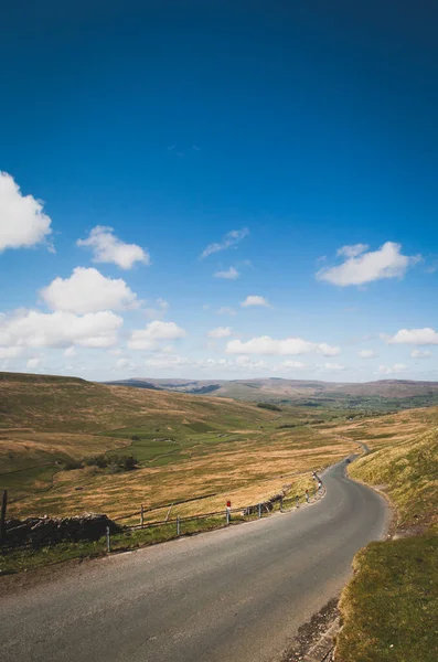 Yorkshire Dales Manzarası, Yorkshire, İngiltere 'den geçen bir yol.