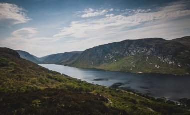 Glenveagh Ulusal Parkı İrlanda Gölü üzerinde