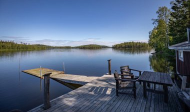 İsveç 'in kuzeyinde güzel bir göl ve dağ var.