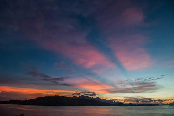 Komodo, Flores, Endonezya 'da güzel bir gün batımı 