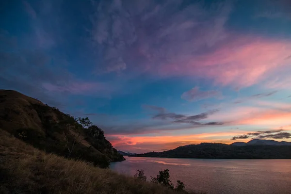 Komodo, Flores, Endonezya 'da güzel bir gün batımı 