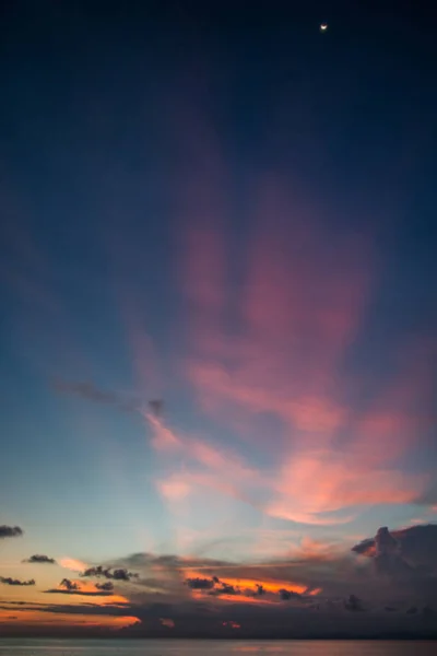 Mabul Adası, Borneo, Malezya 'da güzel gün batımı