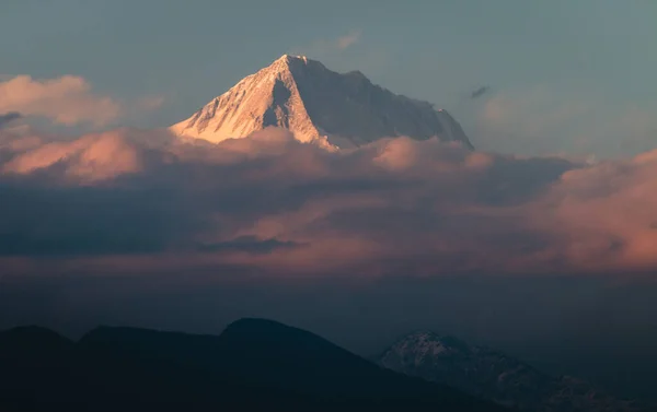 Nepal 'de gün batımında Himalayalar' ın manzarası