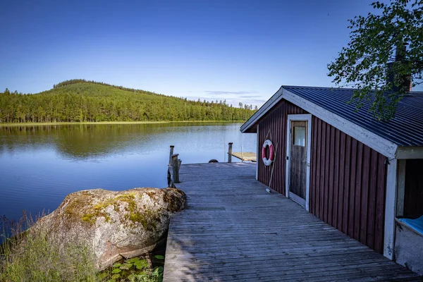 İsveç 'in kuzeyinde güzel bir göl ve dağ var.
