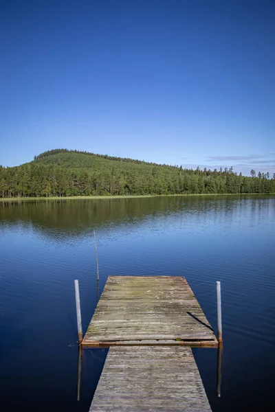 İsveç 'in kuzeyinde güzel bir göl ve dağ var.