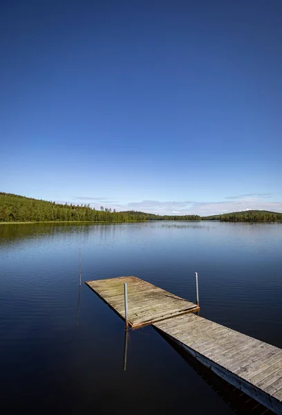 İsveç 'in kuzeyinde güzel bir göl ve dağ var.