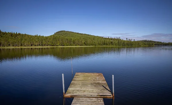 İsveç 'in kuzeyinde güzel bir göl ve dağ var.
