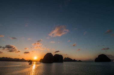 Halong Körfezi, Vietnam 'da inanılmaz bir gün batımı