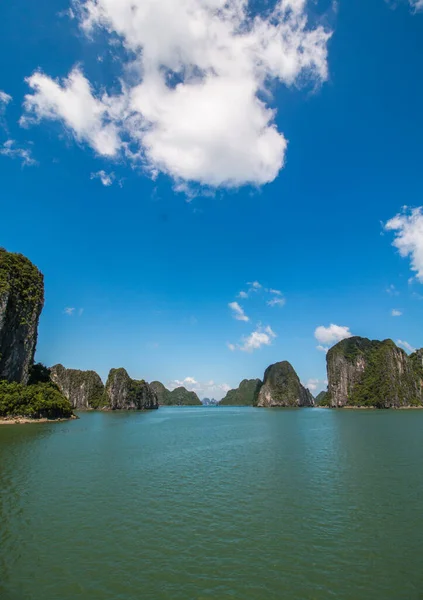 Halong Körfezi manzarası Vietnam 'da güneşli bir günde