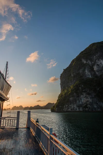 Halong Körfezi, Vietnam 'da inanılmaz bir gün batımı