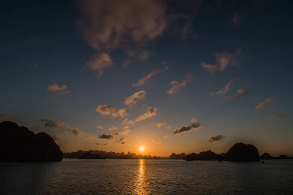Halong Körfezi, Vietnam 'da inanılmaz bir gün batımı