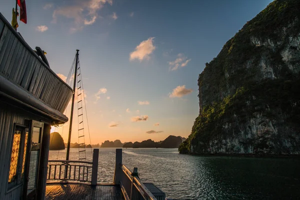 Halong Körfezi, Vietnam 'da inanılmaz bir gün batımı