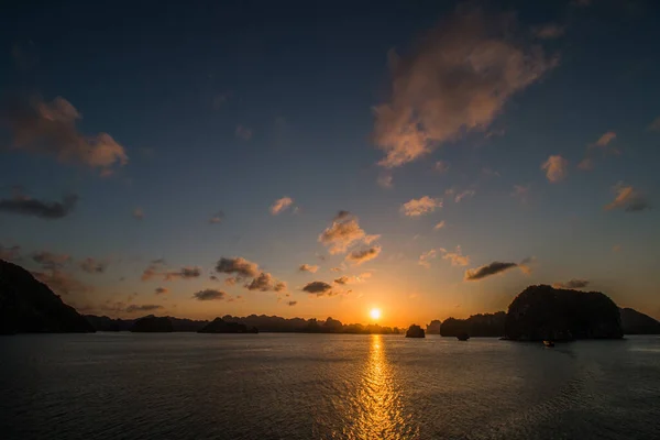 Amazing Sunset Halong Bay Vietnam — Photo
