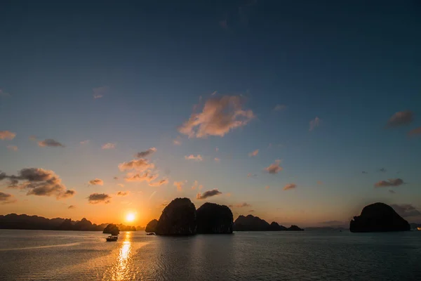 Halong Körfezi, Vietnam 'da inanılmaz bir gün batımı