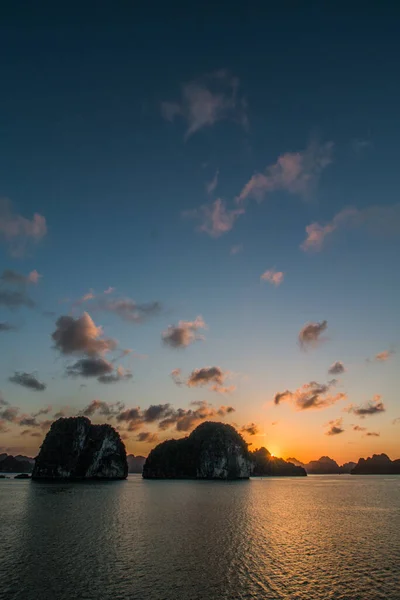 Amazing Sunset Halong Bay Vietnam — 图库照片