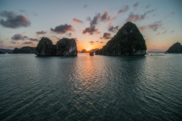 Amazing Sunset Halong Bay Vietnam — 图库照片