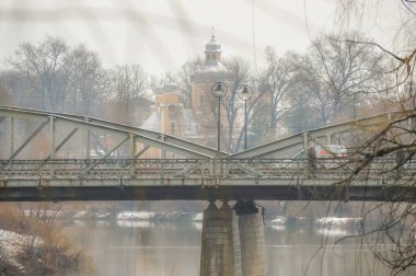 İnanılmaz Romanya - Demir köprüsü ve Ukrayna Ortodoks kilisesi olan eski Lugoj kasabasının merkezi