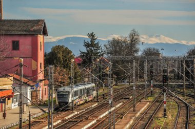 İnanılmaz Romanya - Lugoj tren istasyonunun arkasındaki Tarcu dağları açık bir günde