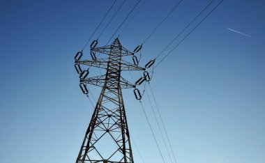 yüksek voltaj kulesi, elektrik direği, mavi gökyüzü arkaplanı